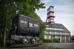 Grubenwagen am Förderturm des Arno-Lippmann Schacht, UNESCO Welterbe Montanregion Erzgebirge, Altenberg-Zinnwald, Sachsen