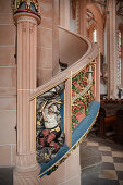 Treppe zur Kanzel mit abgebildetem Bergmann bei der Arbeit, Sankt Annenkirche, UNESCO Welterbe Montanregion Erzgebirge, Annaberg, Sachsen