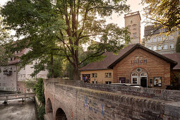 Zirbelnuss Kanal Brücke und Unterer Brunnenturm am Ensemble Unteres Brunnenwerk, UNESCO Welterbe Historische Wasserwirtschaft, Augsburg