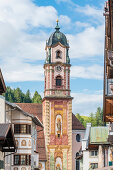 Die Fußgängerzone Obermarkt mit Blick auf den Kirchturm der Katholischen Pfarrei St. Peter und Paul, Mittenwald, Bayern