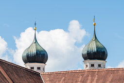 Die Zwiebeltürme der ehemaligen Abtei der Benediktiner, Kloster Benediktbeuern, Bayern, Deutschland