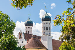 Klosteranlage und Zwiebeltürme der ehemaligen Abtei der Benediktiner, Kloster Benediktbeuern, Bayern, Deutschland