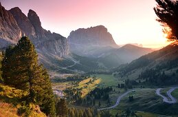 Sonnenuntergang am Grödner Joch mit Sella Langkofel, Dolomiten, Südtirol, Italien