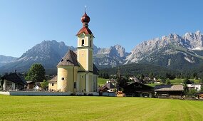 Kirche Heiliges Kreuz in Going am Wilden Kaiser, Tirol, Österreich