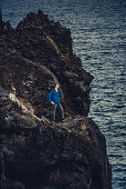 Mann steht auf einer Klippe auf der Insel Pico, Pico, Azoren, Portugal, Atlantik, Europa