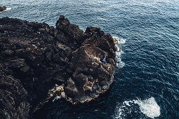 Mann steht auf einer Klippe auf der Insel Pico, Pico, Azoren, Portugal, Atlantik, Europa\n\n