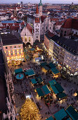 Blick auf den Weihnachtsmarkt auf dem Marienplatz vom Rathausturm aus, München, Bayern, Deutschland