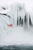 Winterliche Kajakfahrt auf dem Godafoss im Norden von Island