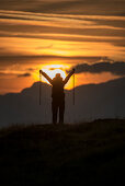 Wanderer genießt Sonnenaufgang überm Melchboden, Zillertal, Tirol, Österreich