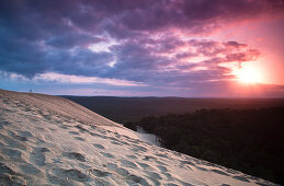 Person beobachtet den Sonnenaufgang, Dune de Pilat, Aquitanien, Frankreich