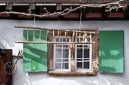 Fensterläden in Fachwerkhaus in Eguisheim im Elsass, Frankreich, Europa
