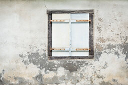 Fensterläden in Fachwerkhaus in Eguisheim im Elsass, Frankreich, Europa