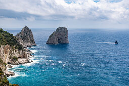 Blick auf die Faraglioni Felsen mit Regattayachten, Insel Capri, Golf von Neapel, Italien