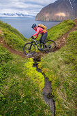 Mountainbiker sportlich unterwegs in der Landschaft von Island