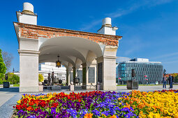 Tomb of the Unknown Soldier, Pilsudski square, Saski garden, Metropolitan officee buliding designed by Norman Foster, Warsaw, Mazovia region, Poland, Europe\n\nWarszawa, Mazowieckie\npomnik nieznanego zolnierza, plac Pilsudskiego, ogrod Saski\n