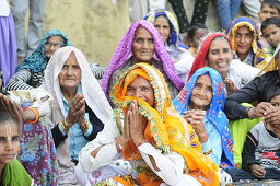 Nandgoan, Nandagram, Vrindavan, Uttar Pradesh, Indien, Frauen singen auf Schulveranstaltung