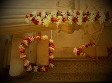Vrindakund, Vrindavan, Uttar Pradesh, Indien, Der Gottheit Vrinda devi dargebrachte Blumengirlanden