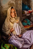 Radhakund, Vrindavan, Uttar Pradesh, Indien, Witwe meditiert