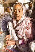 Radhakund, Vrindavan, Uttar Pradesh, Indien, Witwe beim Kirtansingen