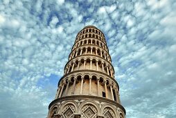 Schiefer Turm mit Schäfchenwolken, Pisa, Toscana, Italien
