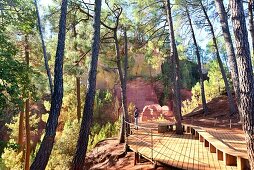 Weg in den Ockerfelsen 'Colorado', Roussillon im Lubéron, Provence, Frankreich