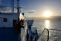 Sonnenuntergang auf der Fähre vor Bastia, Korsika, Frankreich