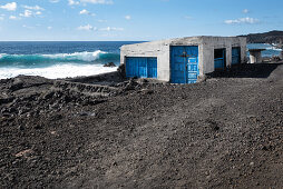 Altes Haus an der Klippe Fuencaliente, im Hintergrund der Atlantik, La Palma, Kanarische Inseln, Spanien, Europa