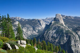 Blick auf den Half Dome im Sommer bei blauem Himmel, Yosemite Nationalpark, USA\n