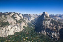 Blick auf den Half Dome im Sommer bei blauem Himmel, Yosemite Nationalpark, USA\n