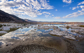 Strand am Ostufer des Mono Lake im Sommer, Kalifornien, USA\n