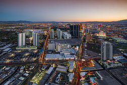 Las Vegas Strip aus der Vogelperspektive im Sonnenuntergang vom Panorama Deck des Stratosphere Towers, USA\n