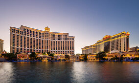 See am Hotel Bellagio in der Abenddämmerung in Las Vegas, USA