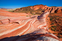 Farbige Felsschichten an der kleinen Wave im Valley of Fire, USA\n