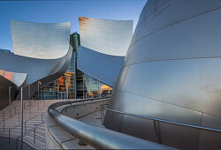 Walt Disney Concert Hall in Los Angeles in der Dämmerung\n