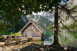 Bootshaus am Obersee mit Hachelköpfe und Watzmann, Nationalpark Berchtesgaden, Berchtesgadener Land, Bayern, Deutschland, Europa