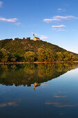 Blick über die Donau zur Wallfahrtskirche Mariä Himmelfahrt auf dem Bogenberg bei Bogen, Donau, Bayern, Deutschland