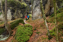 Man and woman hiking in the Elbe Sandstone Mountains, Affenstein, Obere Affensteinpromenade, Elbe Sandstone Mountains, Saxon Switzerland National Park, Saxon Switzerland, Saxony, Germany