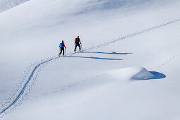 Man and woman on ski tour ascend to Regenfeldjoch, Regenfeldjoch, Kitzbüheler Alpen, Tyrol, Austria