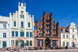 Marktplatz (market place square) in the centrum of Wismar, Brick Gothic Bürgerhaus (patrician's home) called the Alter Schwede (The Old Swede), erected around 1380. Wismar stadt, Mecklenburg–Vorpommern, Germany.