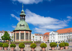 Marktplatz im Zentrum von Wismar, historisches Bauwerk 'Wasserkunst', Wismar, Mecklenburg-Vorpommern, Deutschland