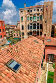 Mehrstöckiger Palast an Kanal mit Brücke, Campo San Boldo, Venedig, Italien