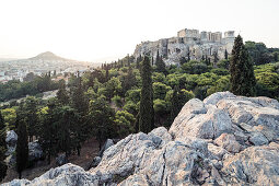 Morgendlicher Blick vom Areopag, Marshügel über Athen zum Mount Lycabettus und Akropolis, Athen, Griechenland