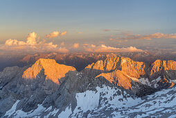 Blick von Zugspitze auf Zugspitzplatt und umliegenden Berge, Wettersteingebirge, Grainau, Werdenfelser Land, Bayern, Deutschland