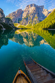 Der Pragser Wildsee, Naturdenkmal und UNESCO Weltnaturerbe im Pragsertal, Südtirol, Italien