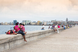 Kubaner auf der Promenade des Malecón in Havanna, Kuba\n