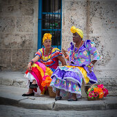 Kubanische Frauen in traditionellem Kleid, Havanna, Kuba\n