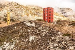Der goldene und der rote Origenturm in der wilden Natur auf dem Julierpass, Graubünden, Schweiz, Europa