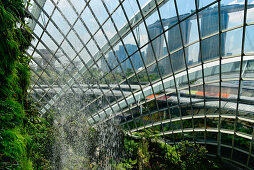 Wasserfall in der Halle der Gardens by the Bay, mit Blick auf das Hotel Marina Bay Sandy, Singapore