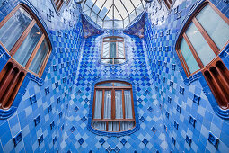 Blauer Lichtschacht im Casa Batllo von Gaudi, Barcelona