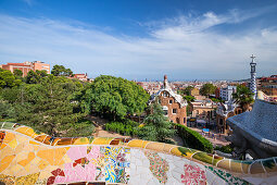 Mosaikbank mit Ausblick auf die Stadt vom Park Guell in Barcelona\n